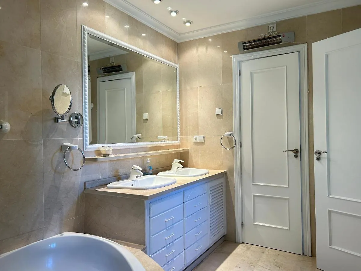 Villa Close To The Beach In Marbella 0*,